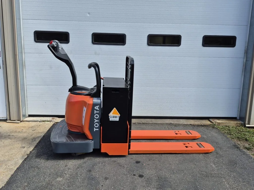 Toyota 8HBE30 End-Controlled Rider Pallet Jack